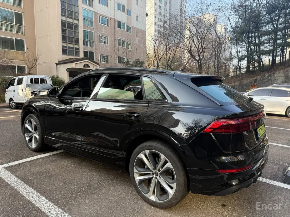 Фото 3 - Audi Q8