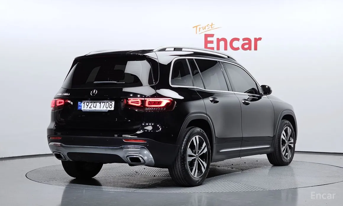 Photo 2 - Mercedes-Benz GLB-Class