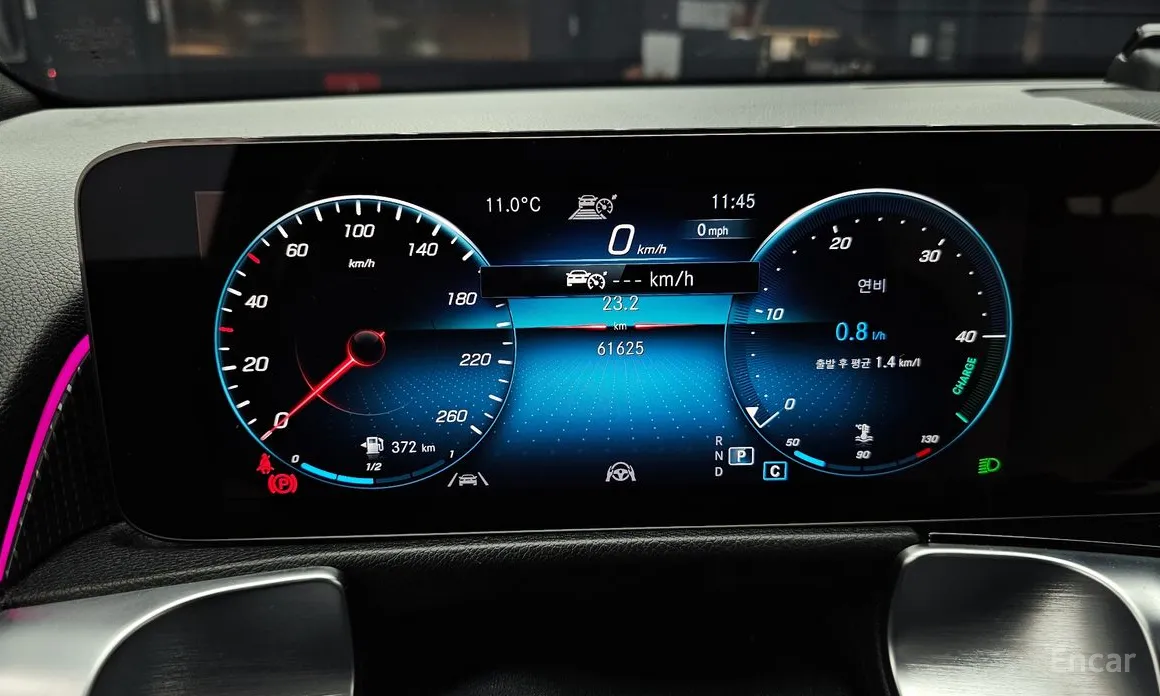 Photo 8 - Mercedes-Benz GLB-Class