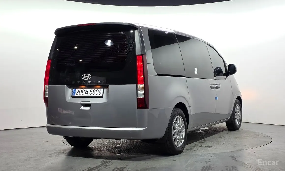 Фото 2 - Hyundai Staria