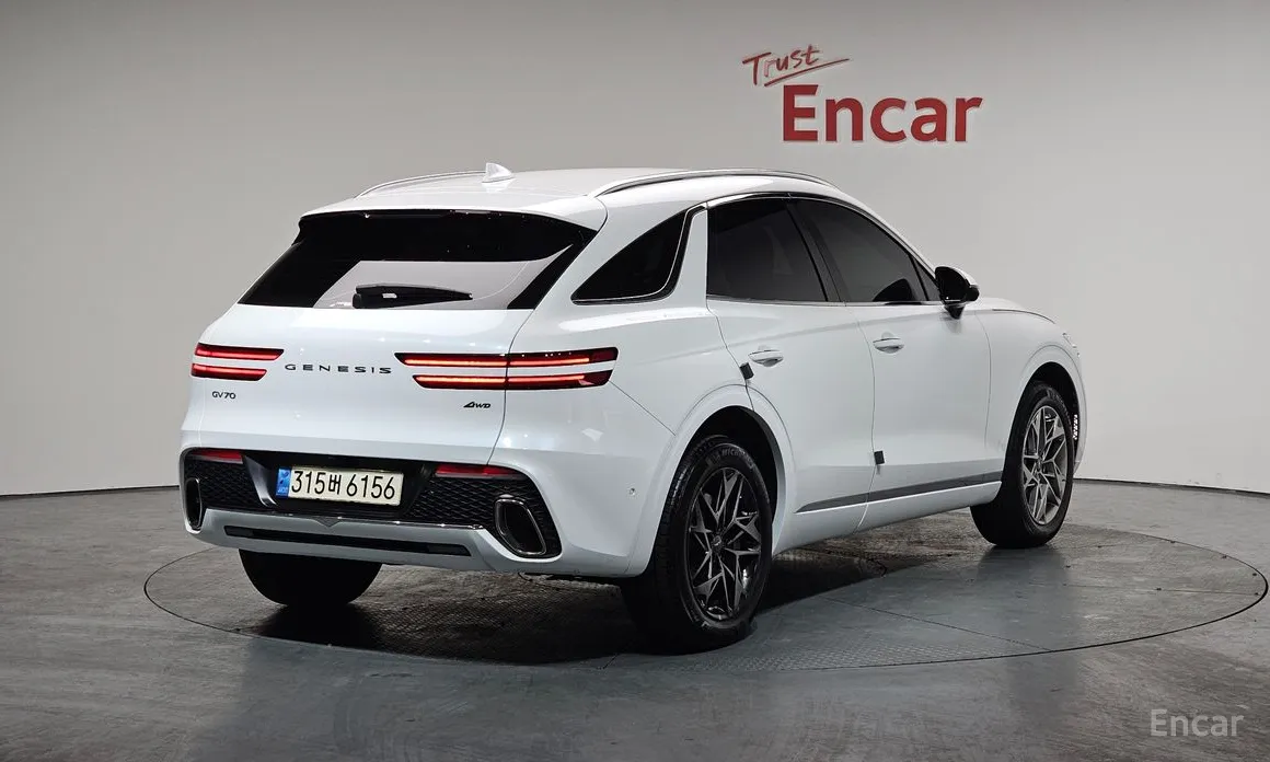 Фото 2 - Genesis GV70