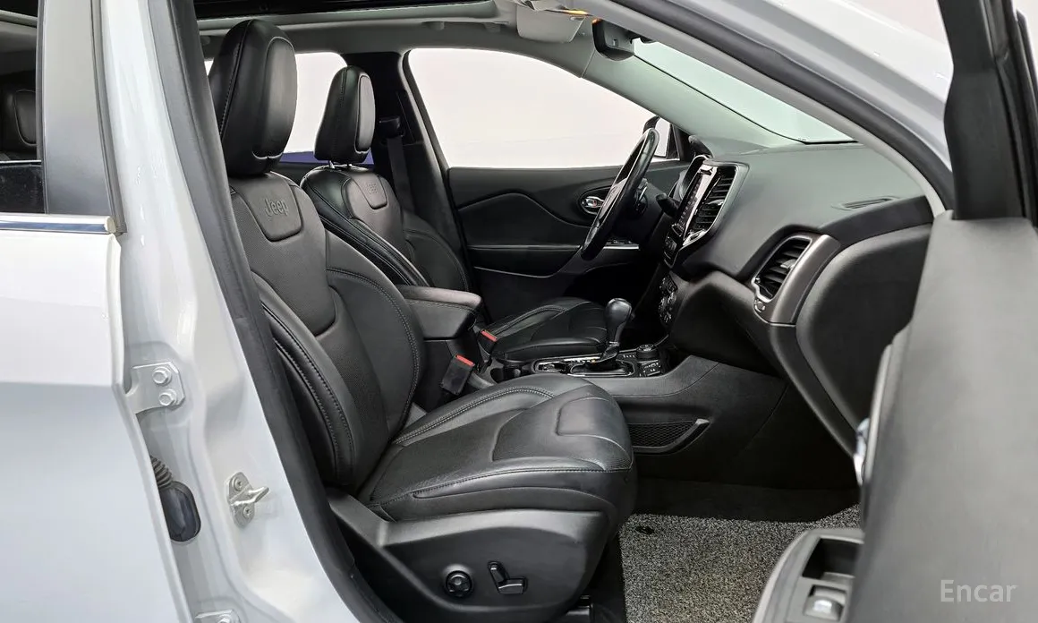 Фото 10 - Jeep Cherokee