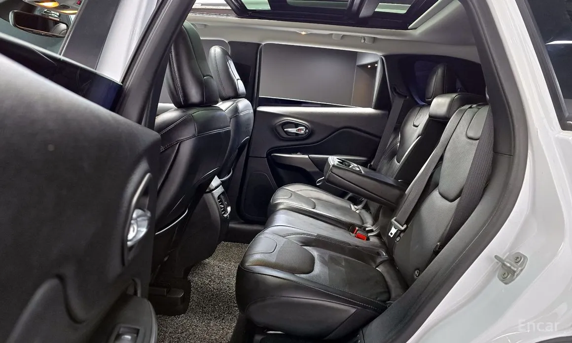 Фото 12 - Jeep Cherokee