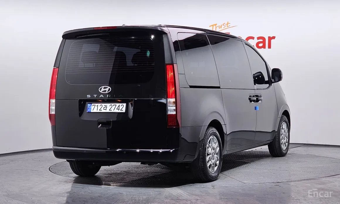 Фото 2 - Hyundai Staria