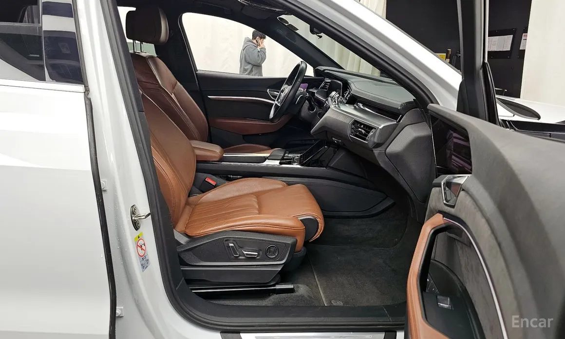 Фото 11 - Audi e-tron