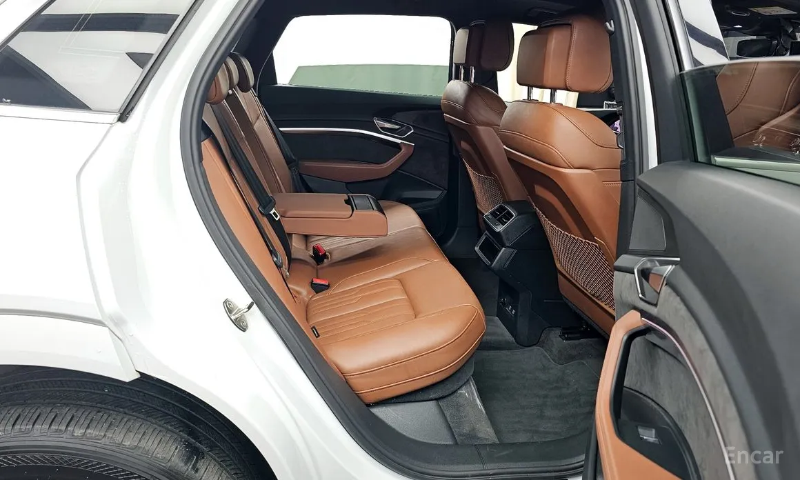 Фото 12 - Audi e-tron