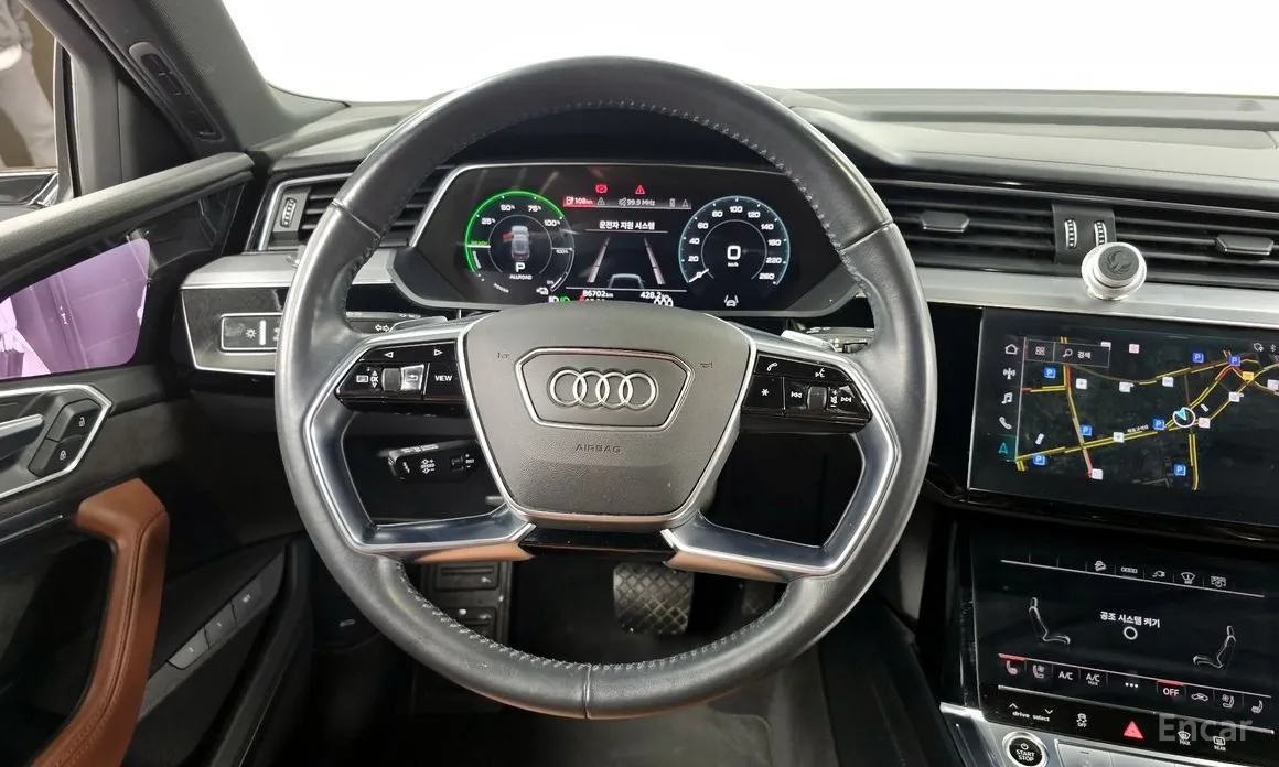 Фото 13 - Audi e-tron