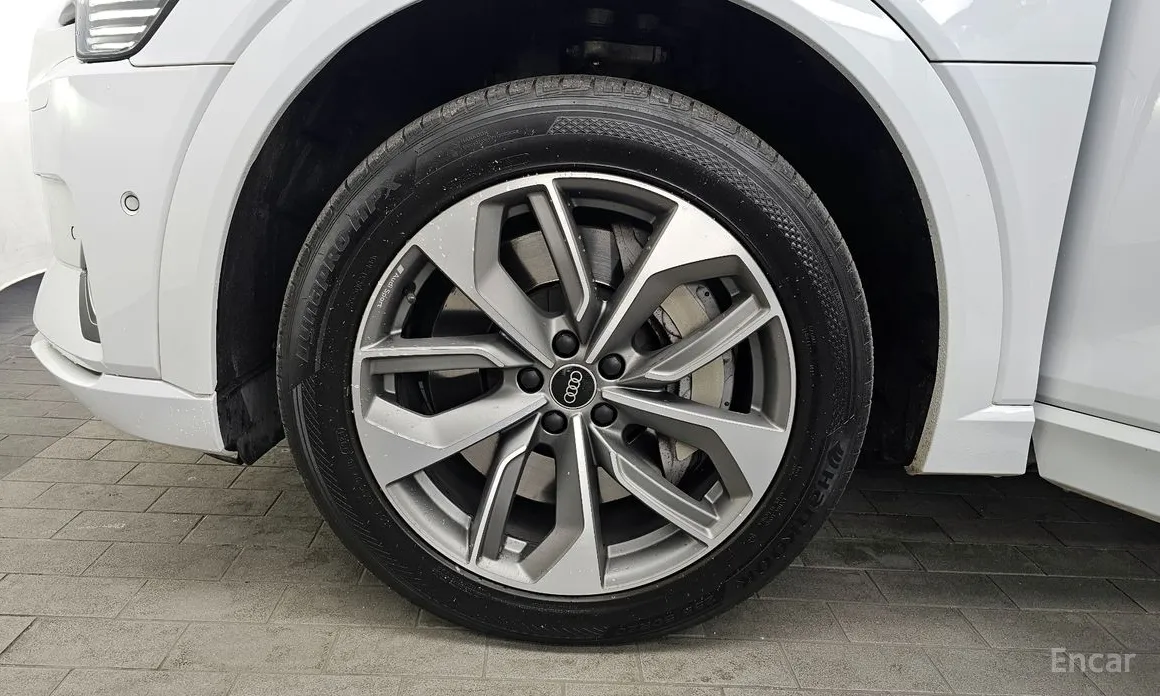 Фото 5 - Audi e-tron