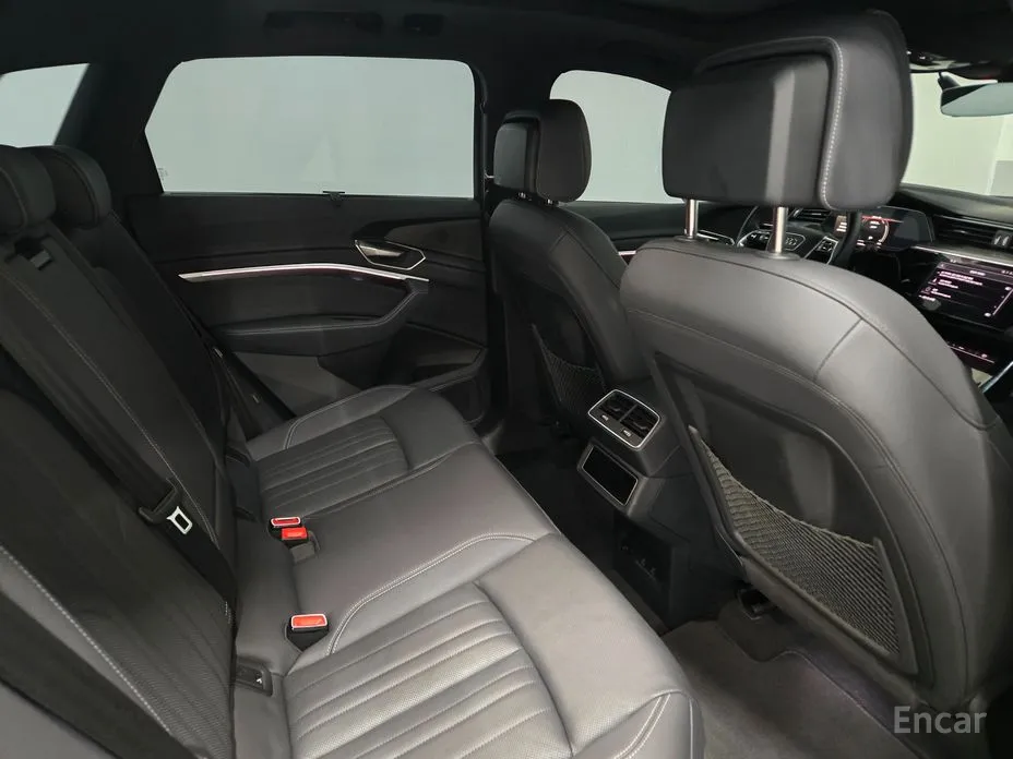 Фото 20 - Audi Q8 e-tron