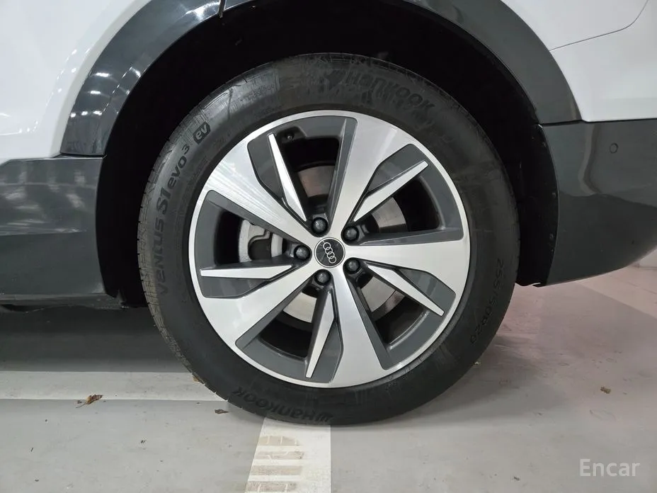 Фото 5 - Audi Q8 e-tron