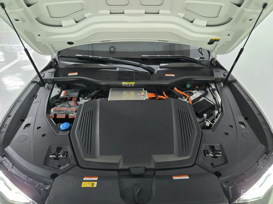 Фото 6 - Audi Q8 e-tron