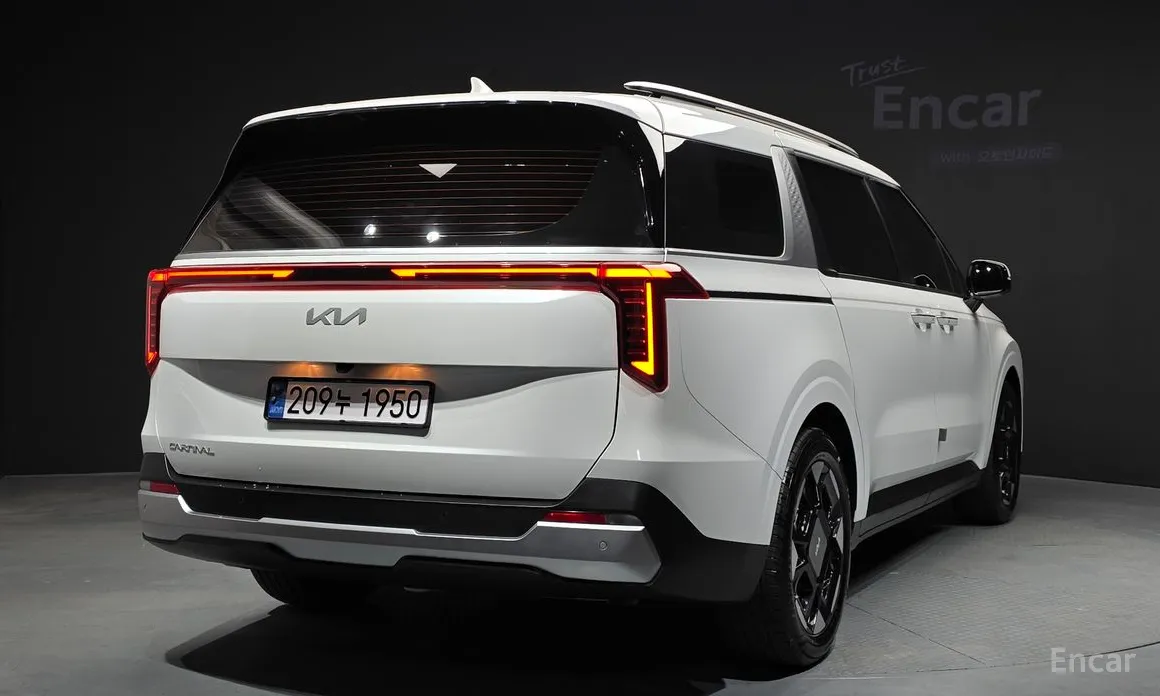 Photo 2 - Kia Carnival