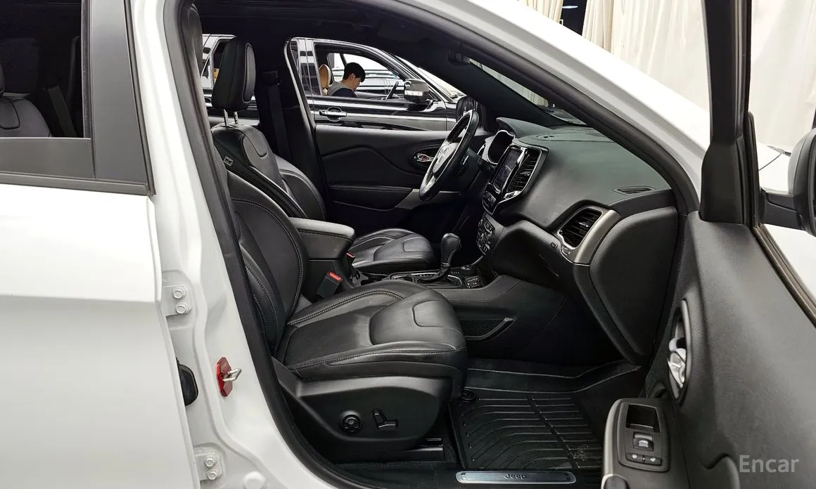 Фото 11 - Jeep Cherokee