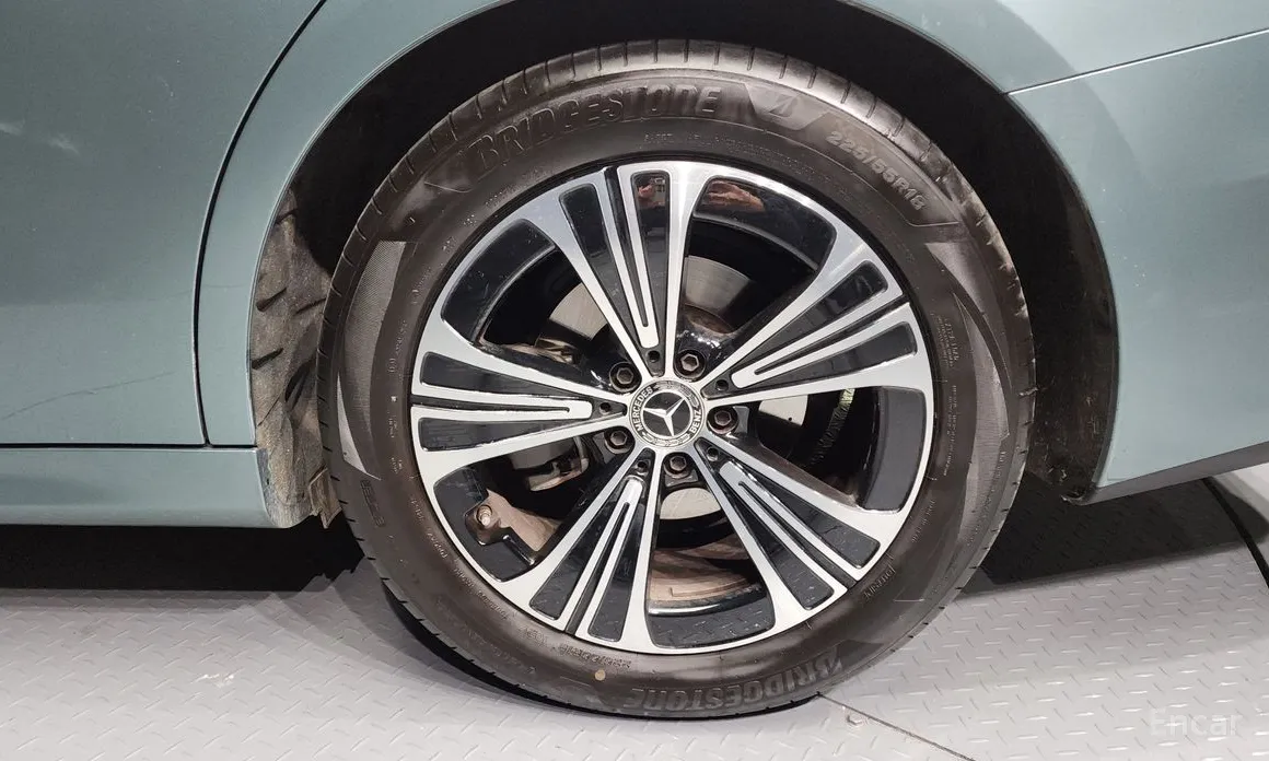 Фото 5 - Mercedes-Benz E-Class