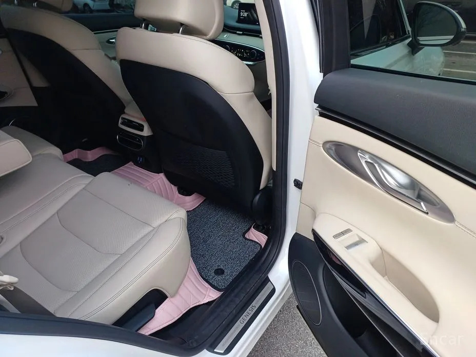 Фото 13 - Genesis GV70