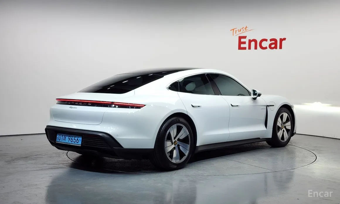 Фото 2 - Porsche Taycan