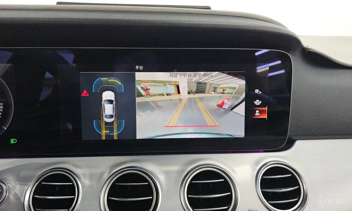 Фото 13 - Mercedes-Benz E-Class