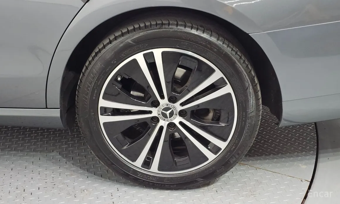 Фото 5 - Mercedes-Benz E-Class