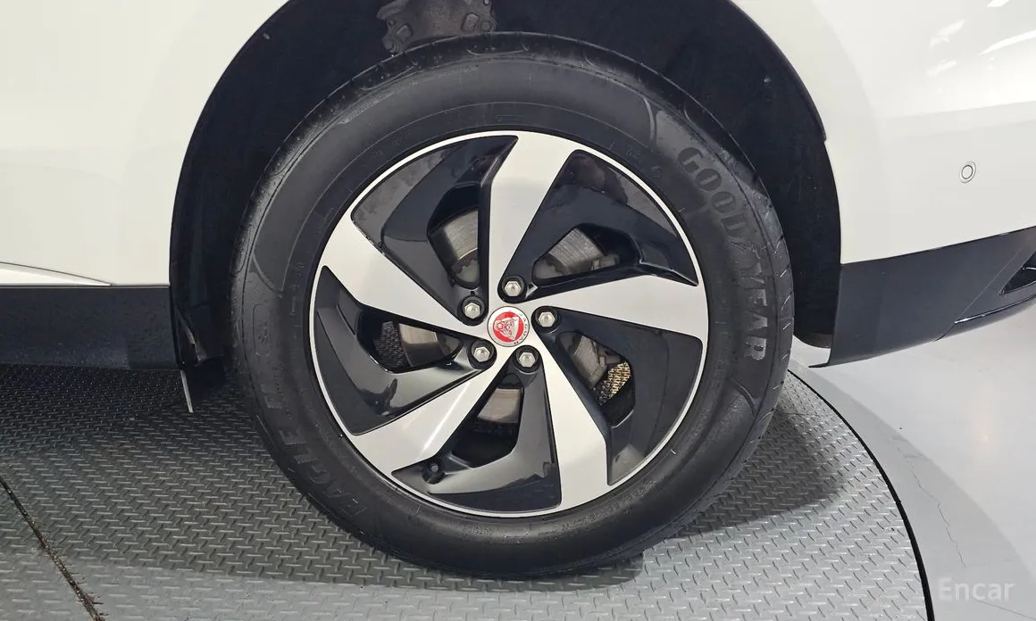 Фото 5 - Jaguar F-Pace