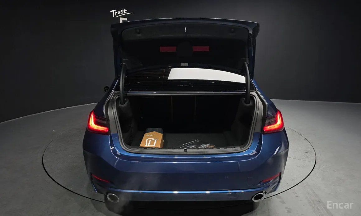 Photo 20 - BMW 3 Series