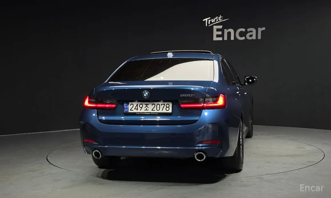 Photo 4 - BMW 3 Series