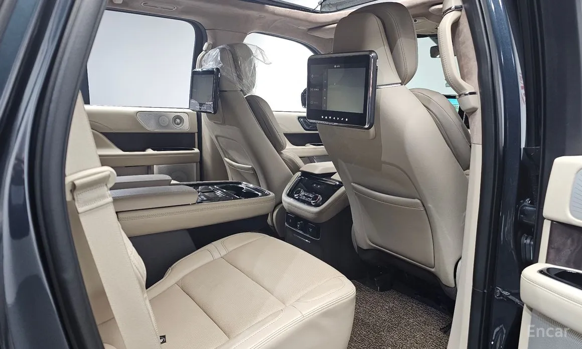 Фото 12 - Lincoln Navigator