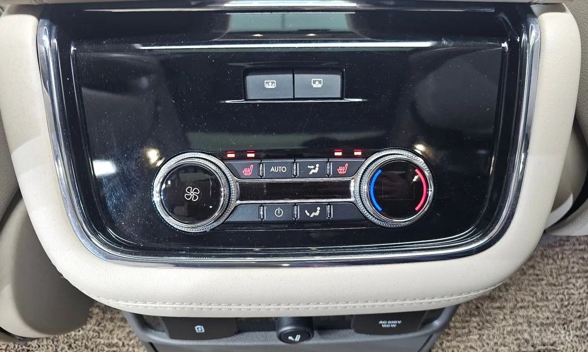 Фото 18 - Lincoln Navigator