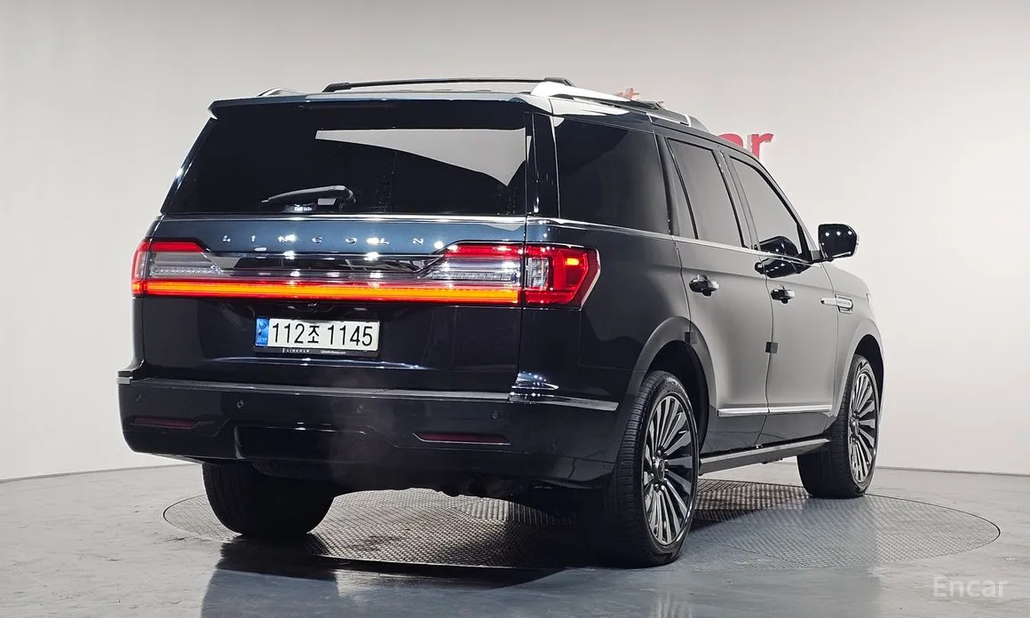 Фото 2 - Lincoln Navigator