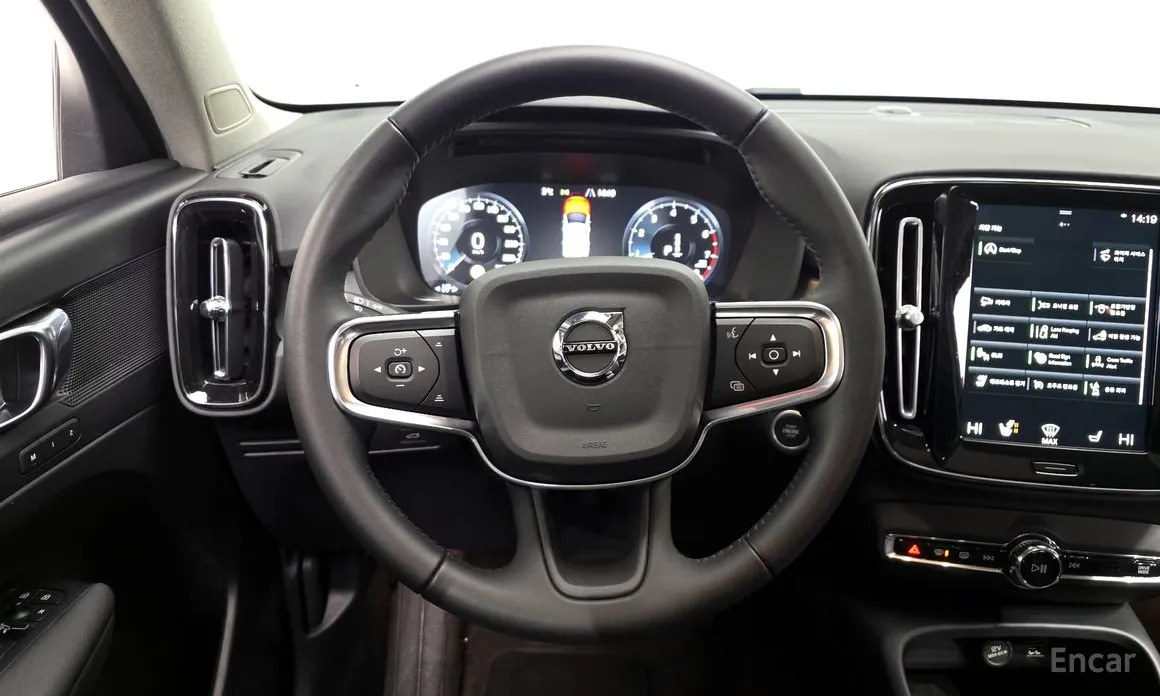 Фото 13 - Volvo XC40