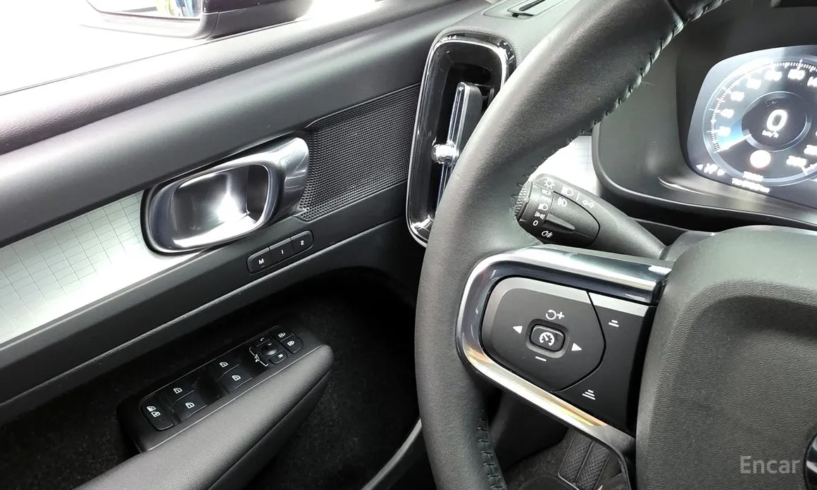 Фото 18 - Volvo XC40