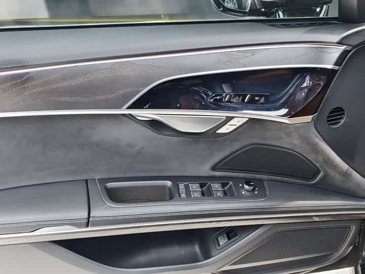 Фото 7 - Audi A8