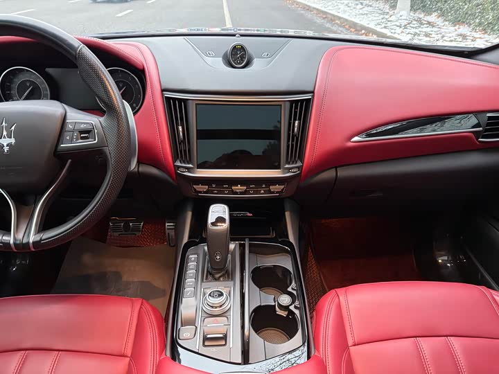 Фото 8 - Maserati Levante