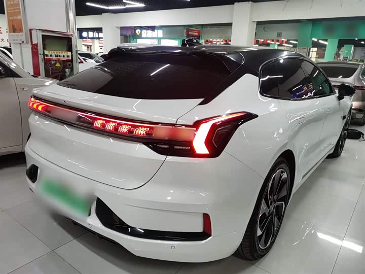 Фото 7 - Zeekr 001