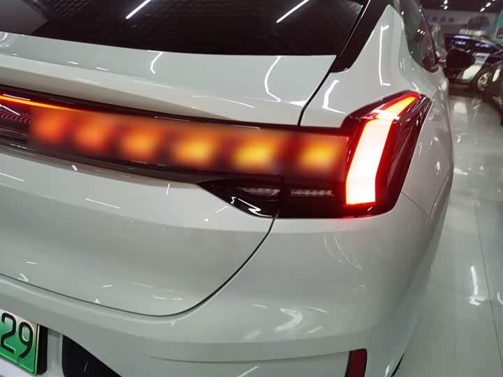 Фото 8 - Zeekr 001