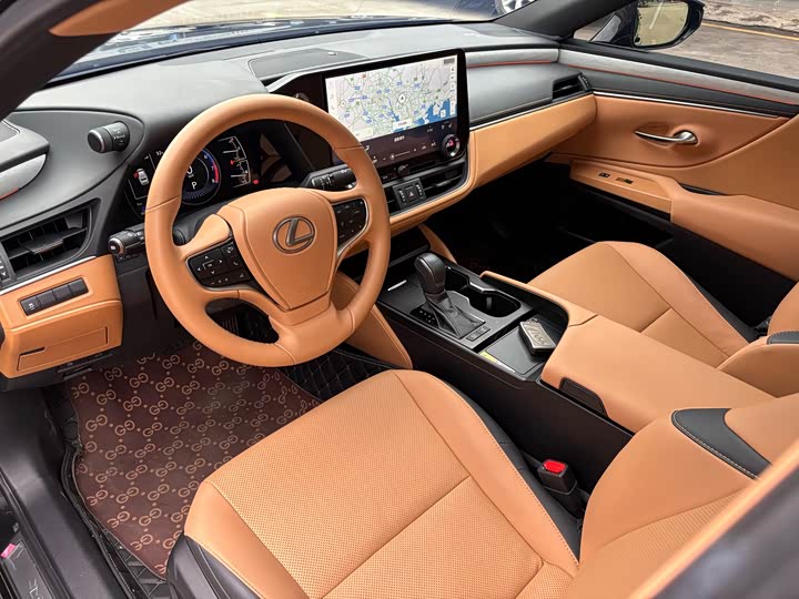 Фото 8 - Lexus ES