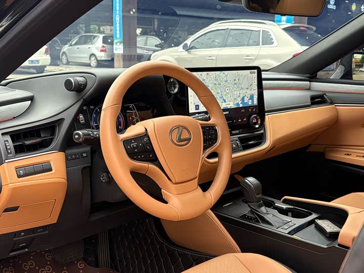 Фото 9 - Lexus ES