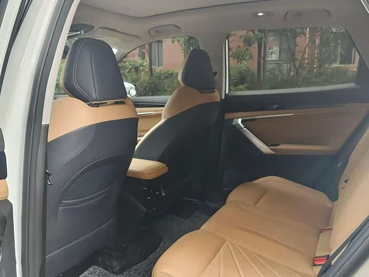 Фото 5 - Geely Atlas L