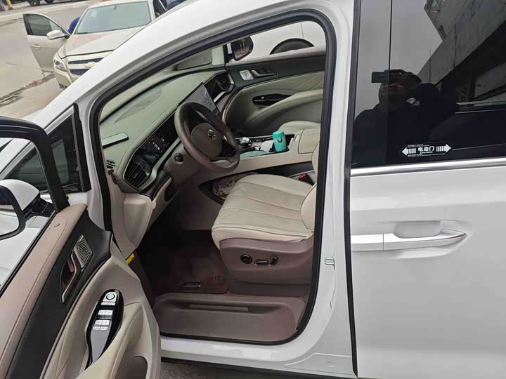 Фото 5 - Denza D9