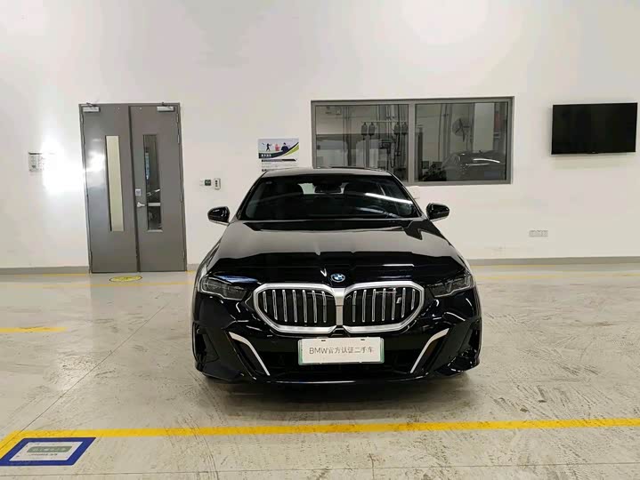 Фото 3 - BMW i5