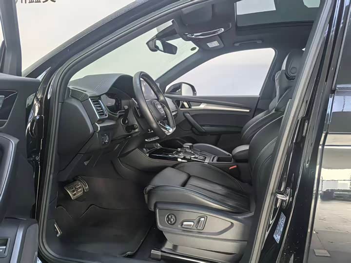 Фото 9 - Audi Q5L