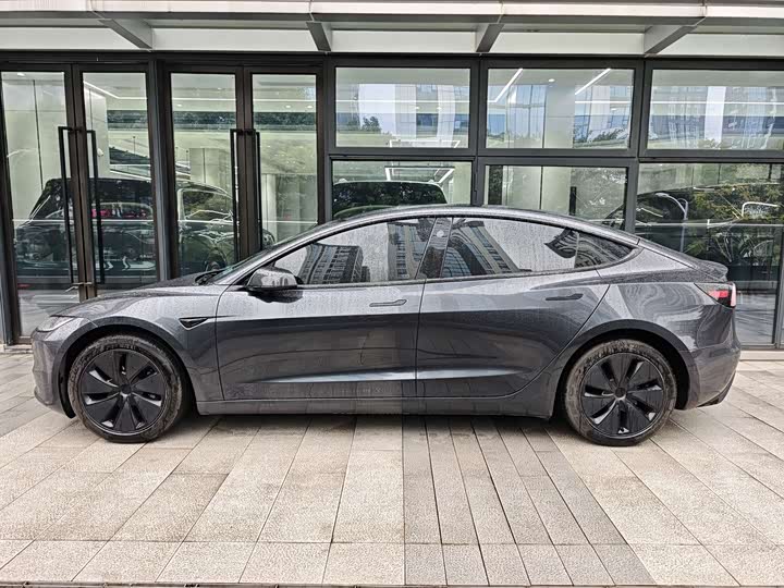 Фото 2 - Tesla Model 3