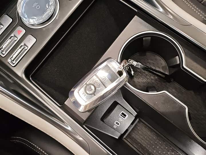 Фото 9 - Lincoln Nautilus