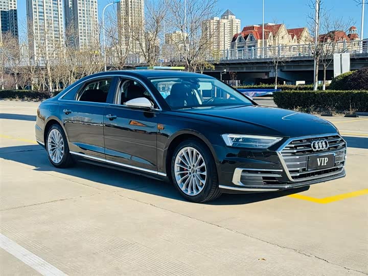 Фото 2 - Audi A8