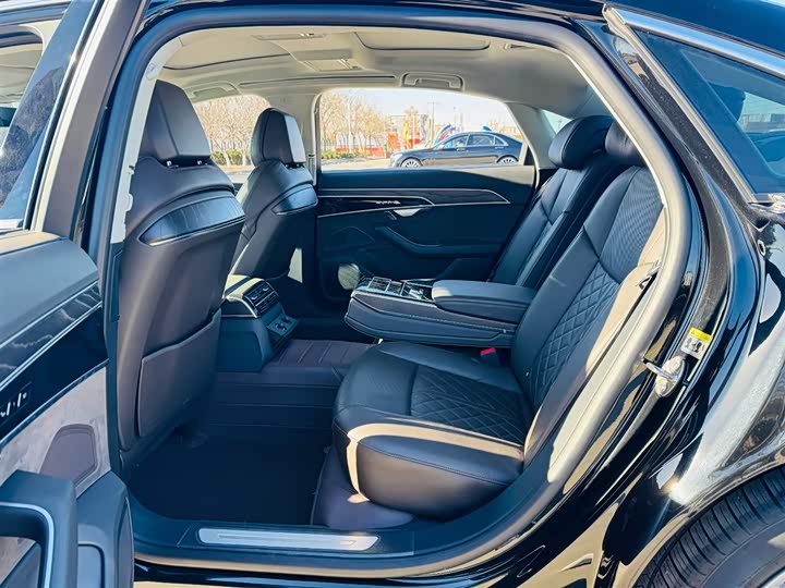 Фото 8 - Audi A8