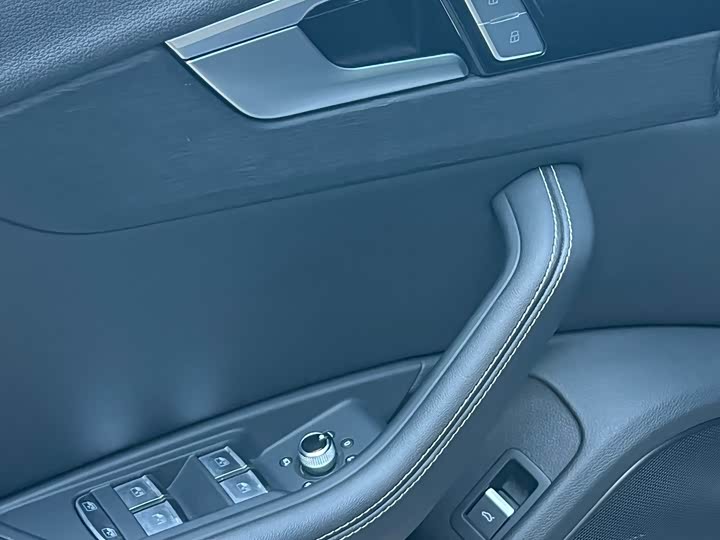 Фото 8 - Audi A4L