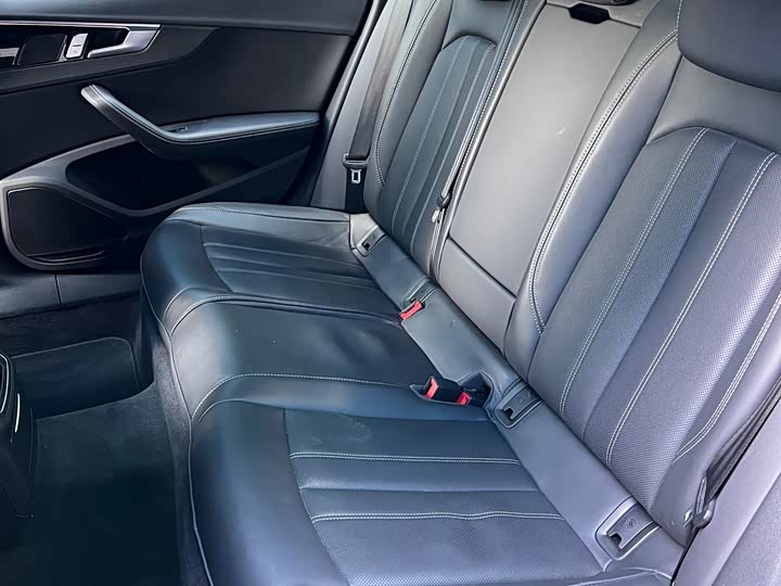 Фото 9 - Audi A4L