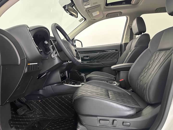 Фото 8 - Mitsubishi Outlander