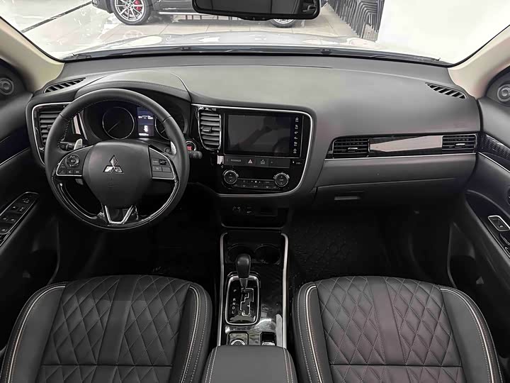 Фото 9 - Mitsubishi Outlander