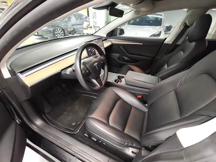 Фото 4 - Tesla Model 3