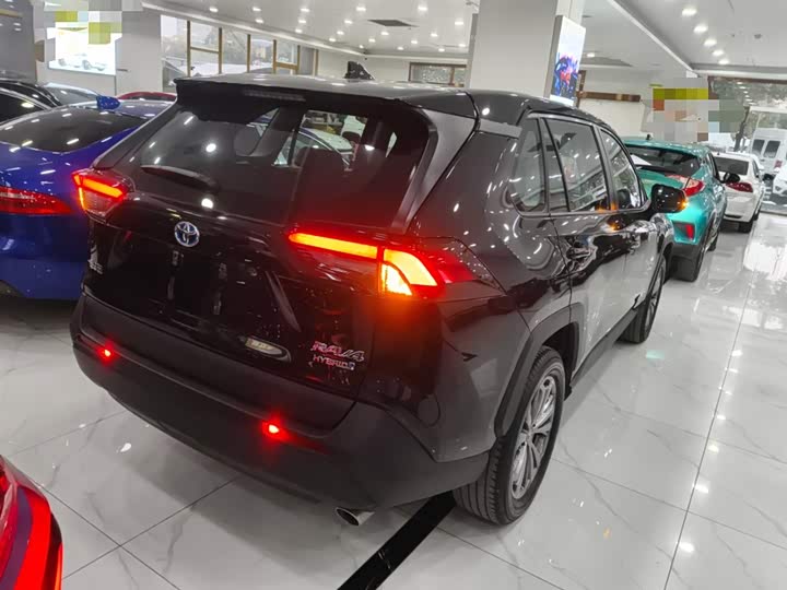 Фото 7 - Toyota RAV4